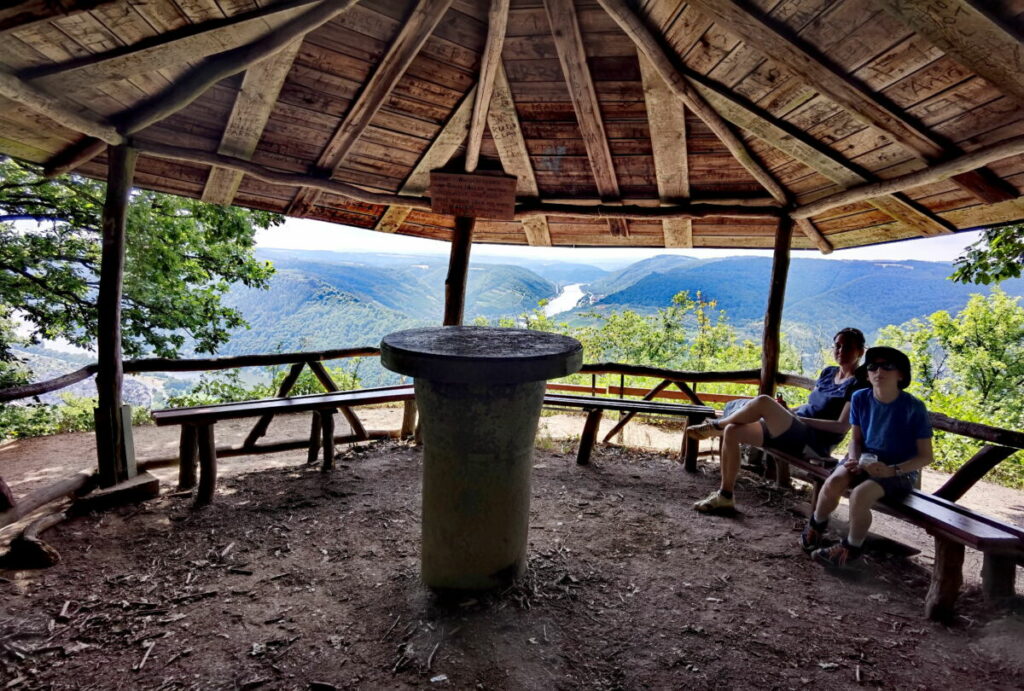 Kurze Pause am Calmont Höhenweg - in der Rasthütte mit Ausblick