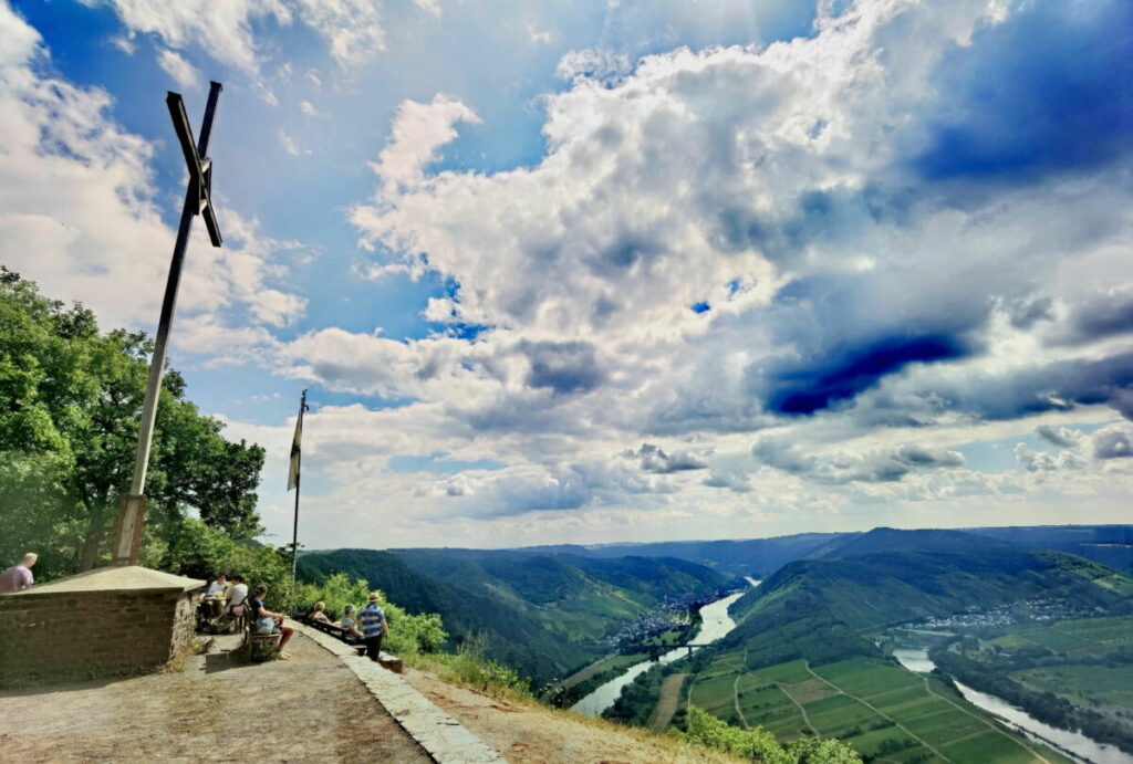 Nach dem Calmont Klettersteig hinauf zum Gipfelkreuz auf 380 Metern Seehöhe