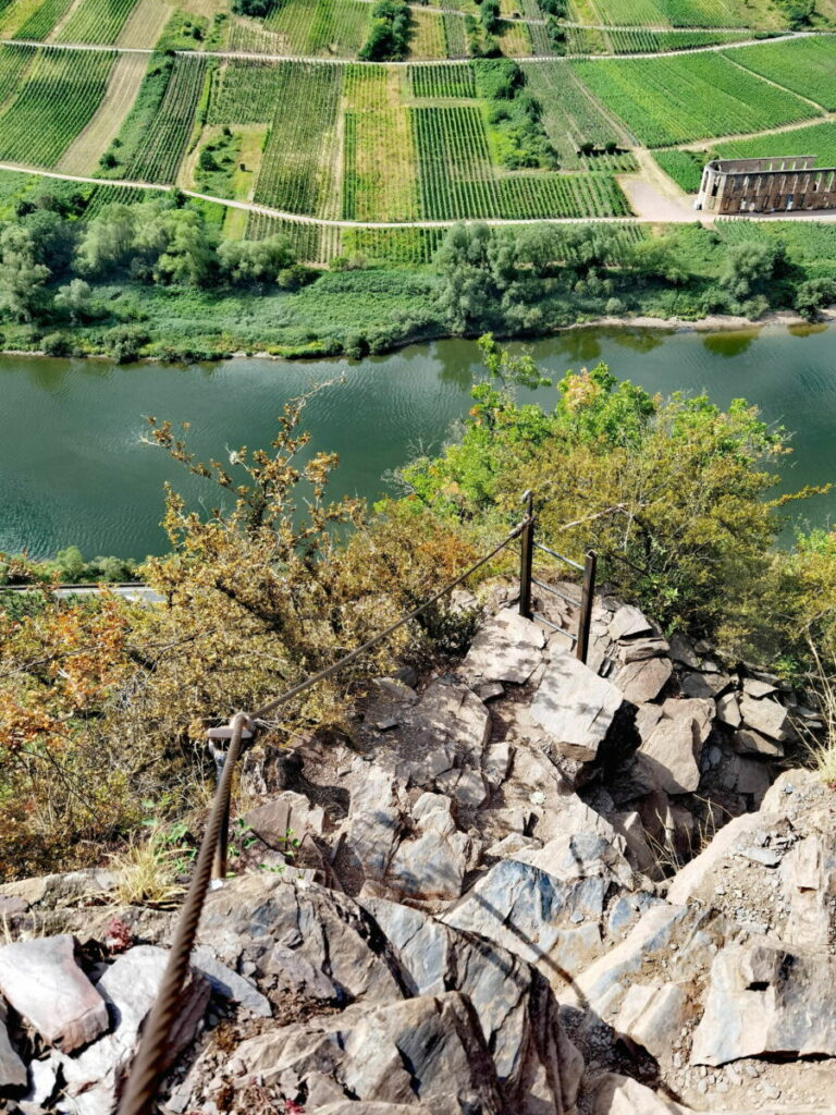 Steil geht es an einigen Stellen am Calmont Klettersteig hinauf und hinunter - mit Blick auf die Mosel