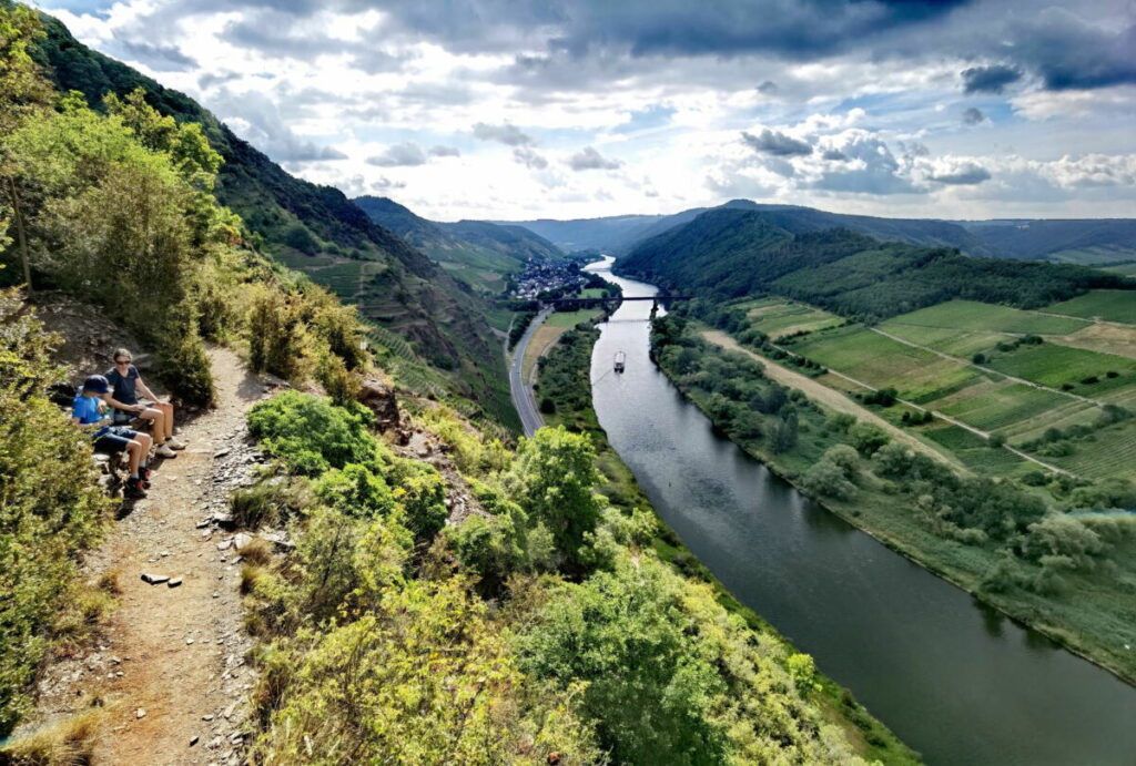 Aussichtreich verläuft der Calmont Klettersteig Rundweg mit Blick auf die Mosel