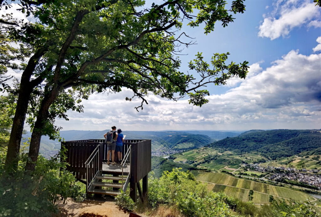 Die Aussichtsplattform auf dem Calmont Höhenweg mit dem Vier Seen Blick