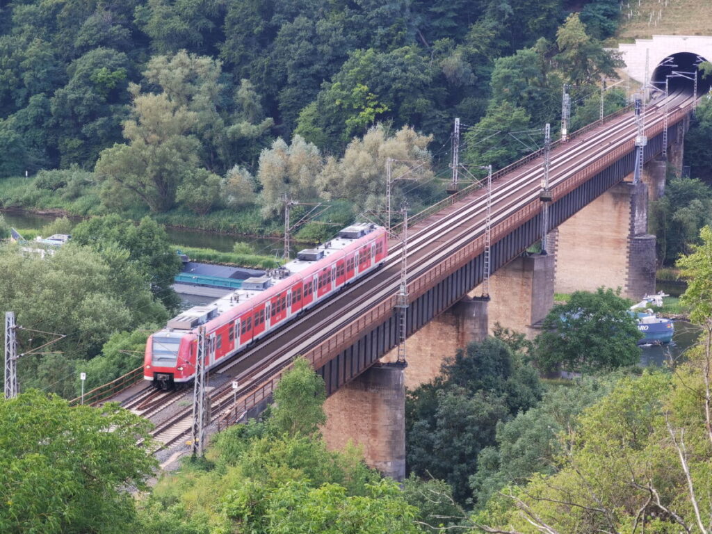 Nahe des Ediger-Eller Bahnhof führt die Brücke über die Mosel und in den Kaiser-Wilhelm-Tunnel
