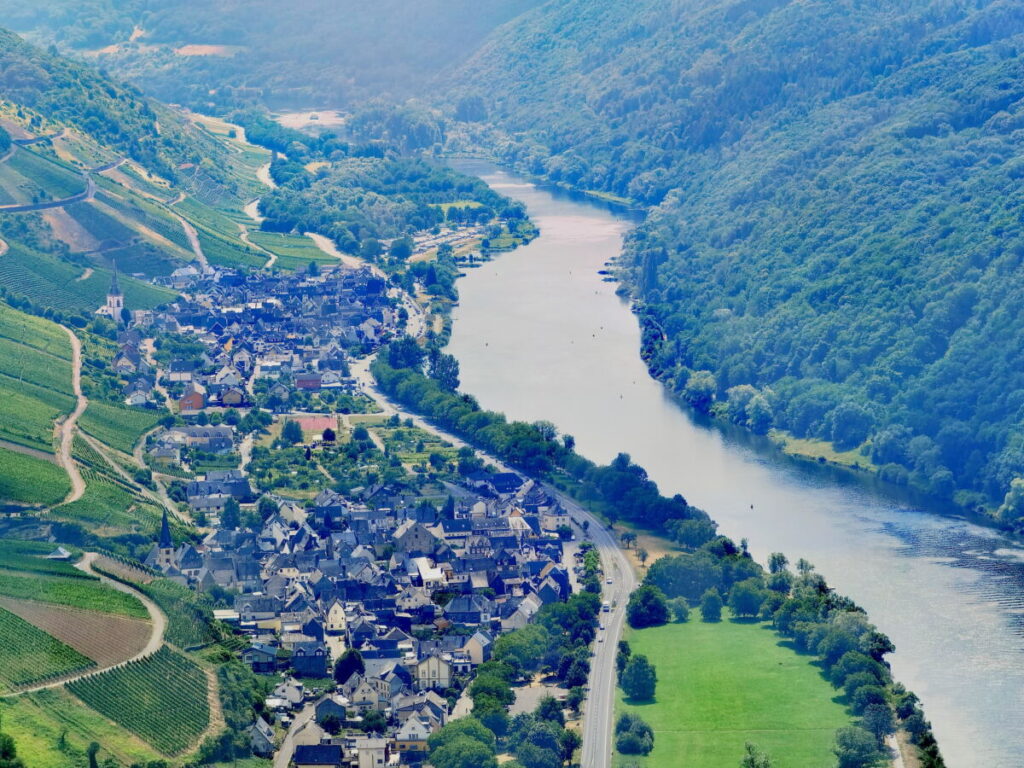 Blick von oben auf Ediger-Eller an der Mosel mit den beiden Orten Ediger und Eller